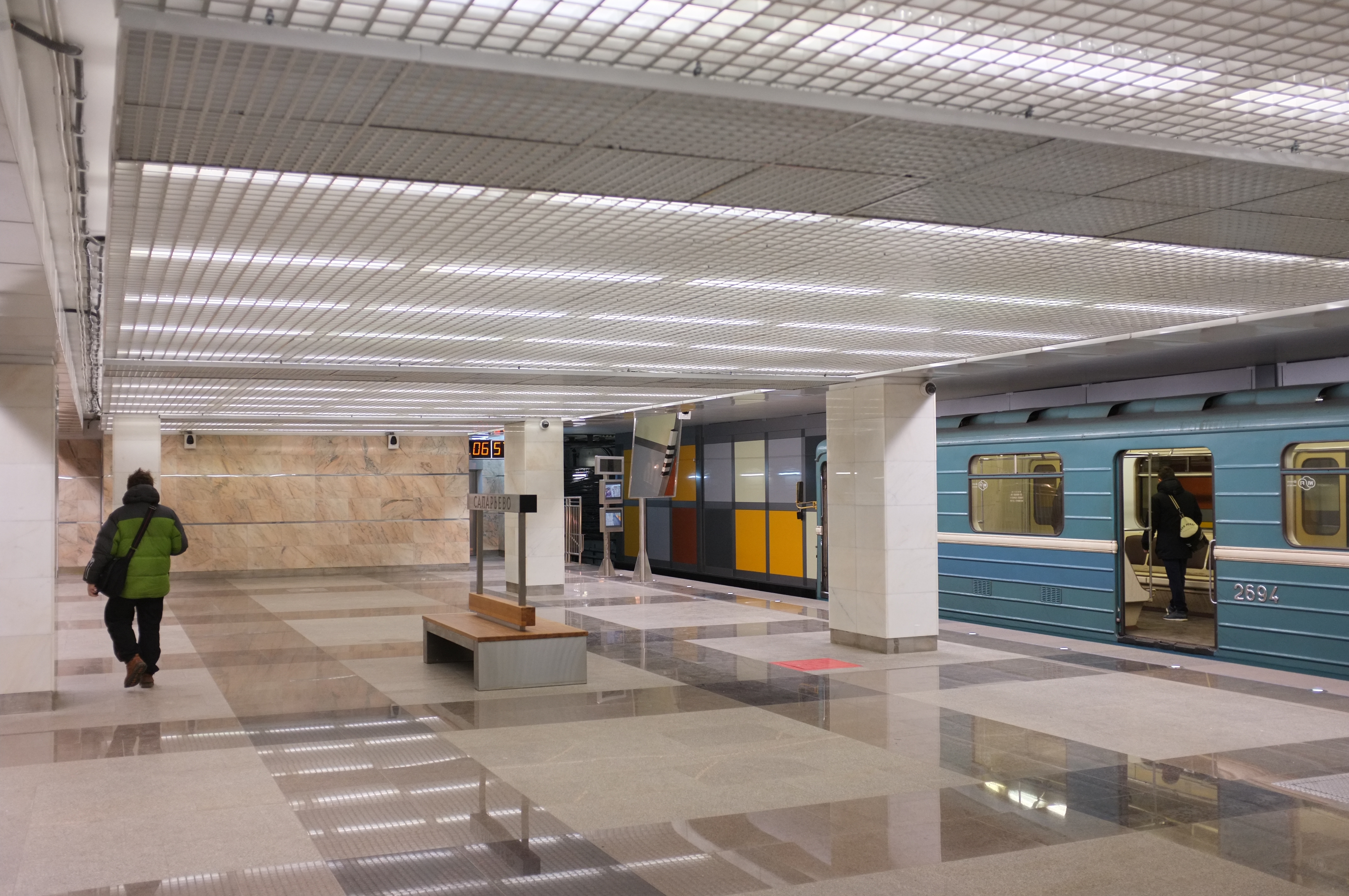 metrostation solarevo in moskau mit leuchte kiel.jpg